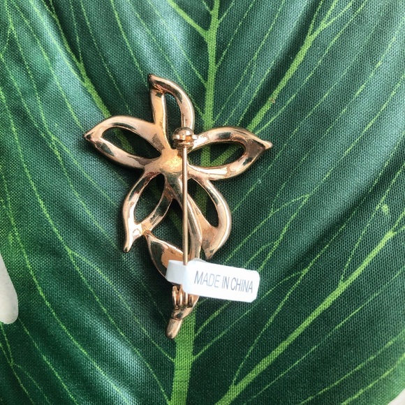 Vintage Gold tone flower faux costume Pearl brooch - Picture 2 of 4